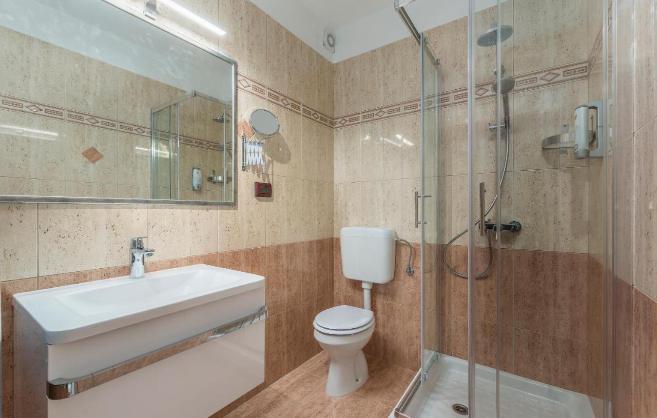 Rooms Porto Savudrija Exteriör bild