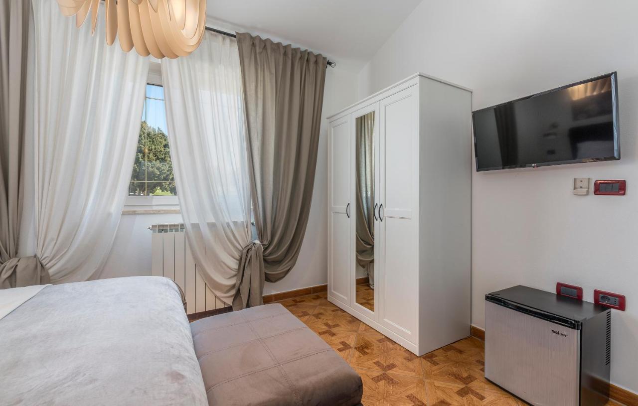 Rooms Porto Savudrija Exteriör bild